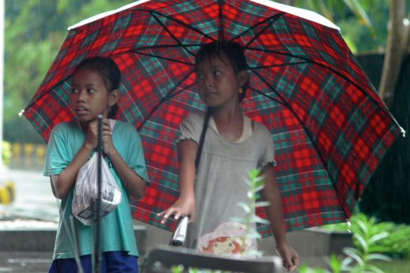 Los niños del paraguas que tes esperan a la salida de los centros comerciales