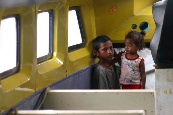 Los niños de la familia jugando dentro del barco en venta