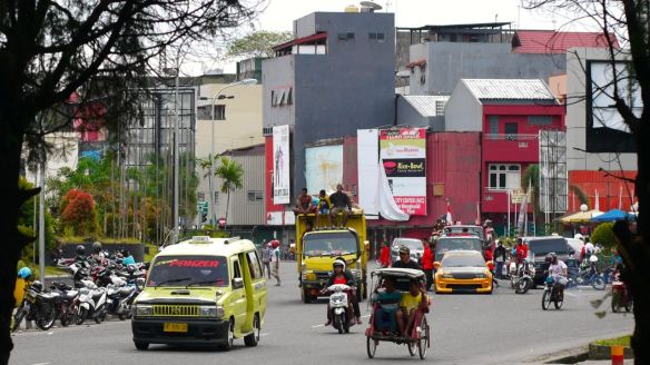 Calle central de Ambon, donde podemos ver la variedad de vehículos